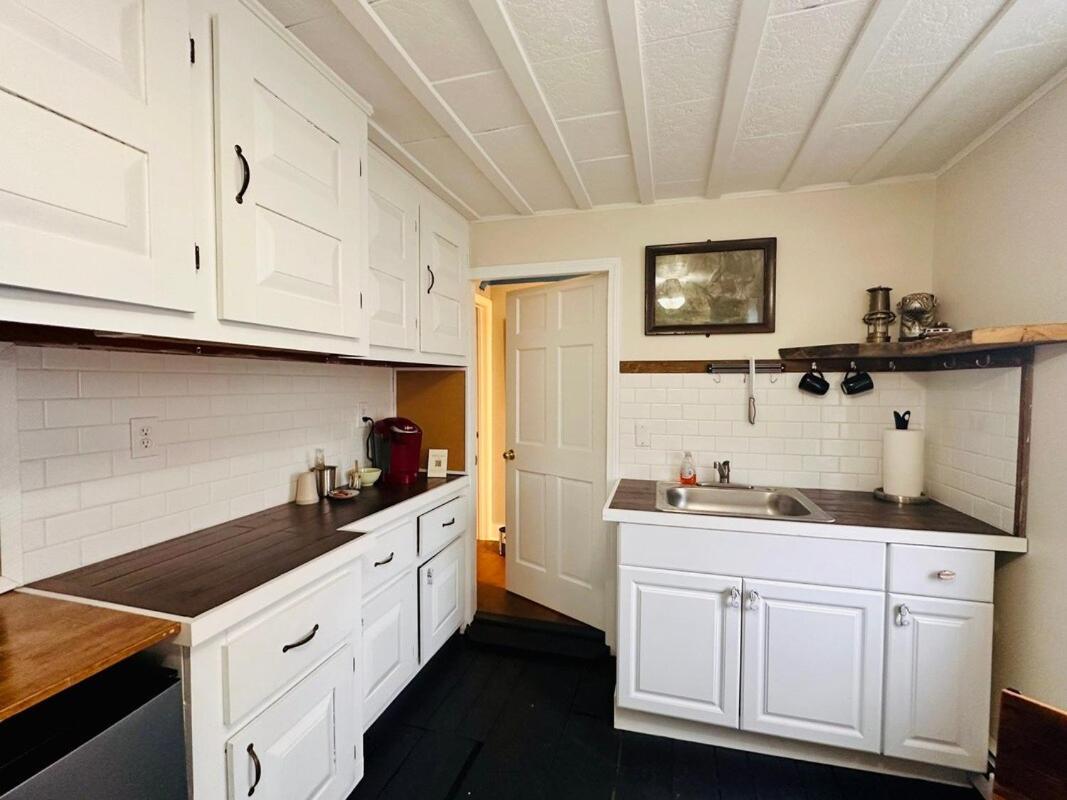 Walkable Near Downtown 1 Bedroom Apartment *
