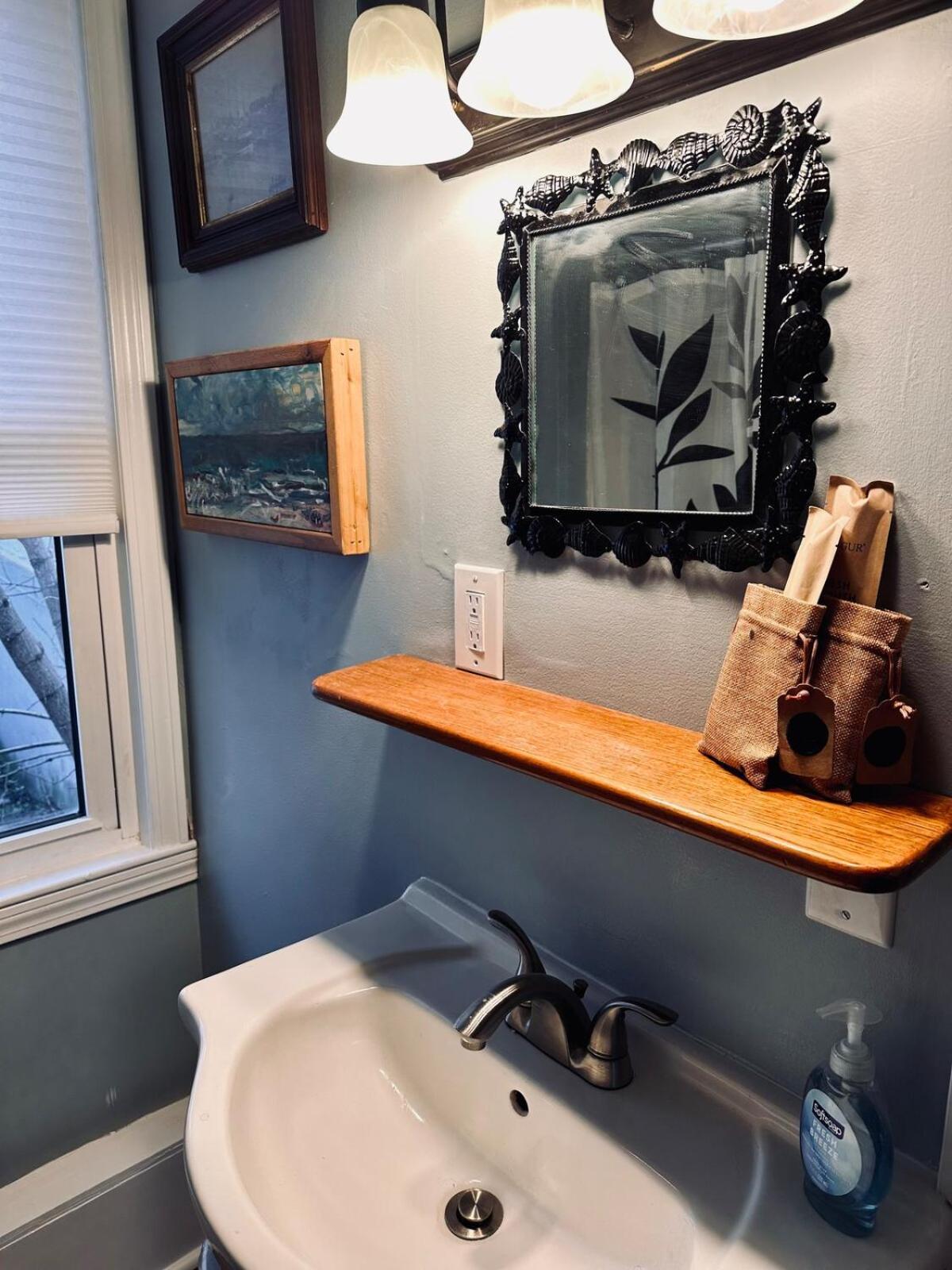 Walkable Near Downtown 1 Bedroom Apartment