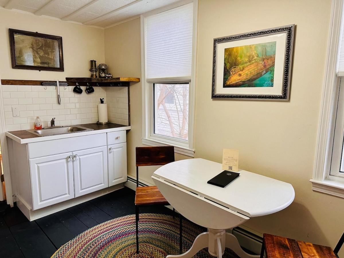 Apartment Walkable Near Downtown 1 Bedroom *