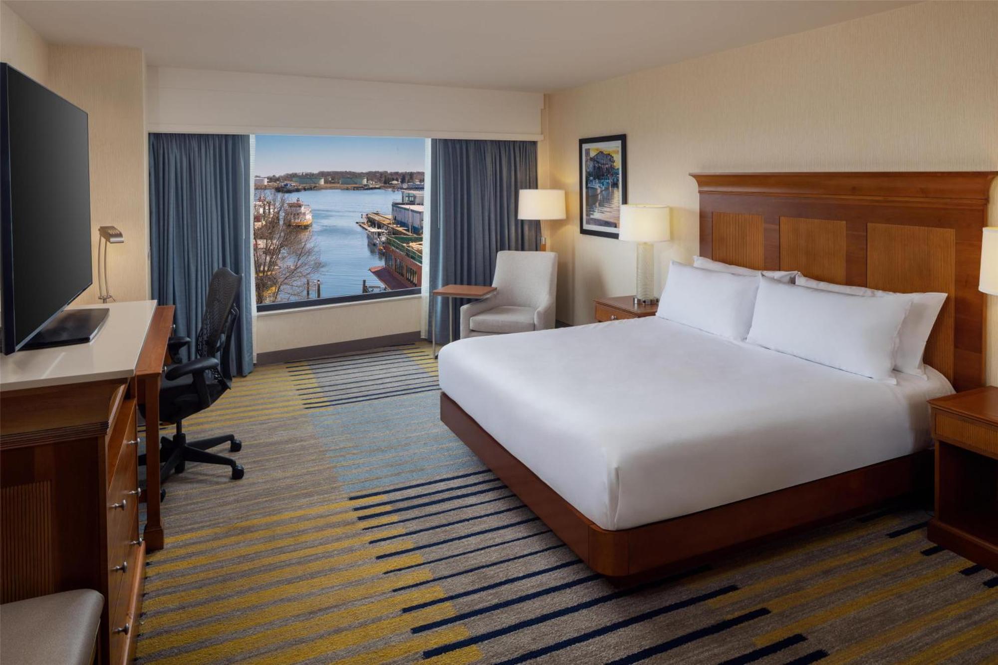 Hilton Garden Downtown Waterfront Hotel 3*