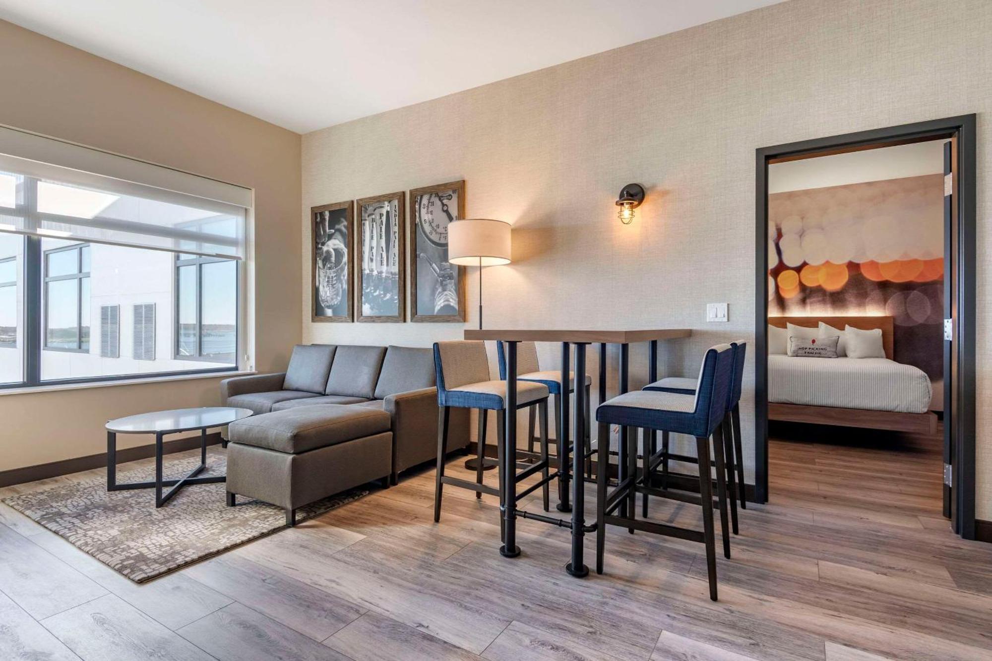 Cambria Downtown Old Port Hotel 3*