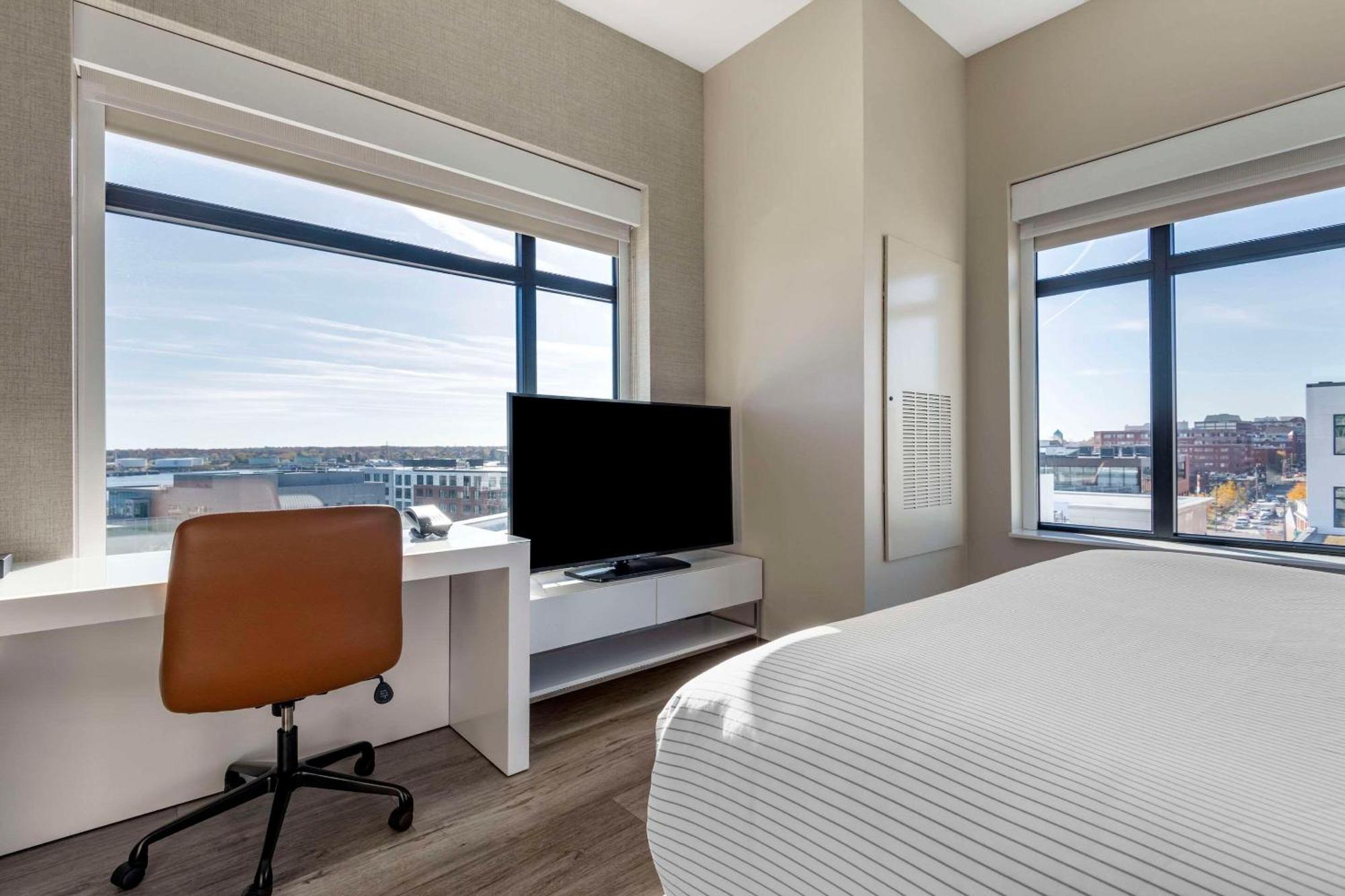 Hotel Cambria Downtown Old Port 3*