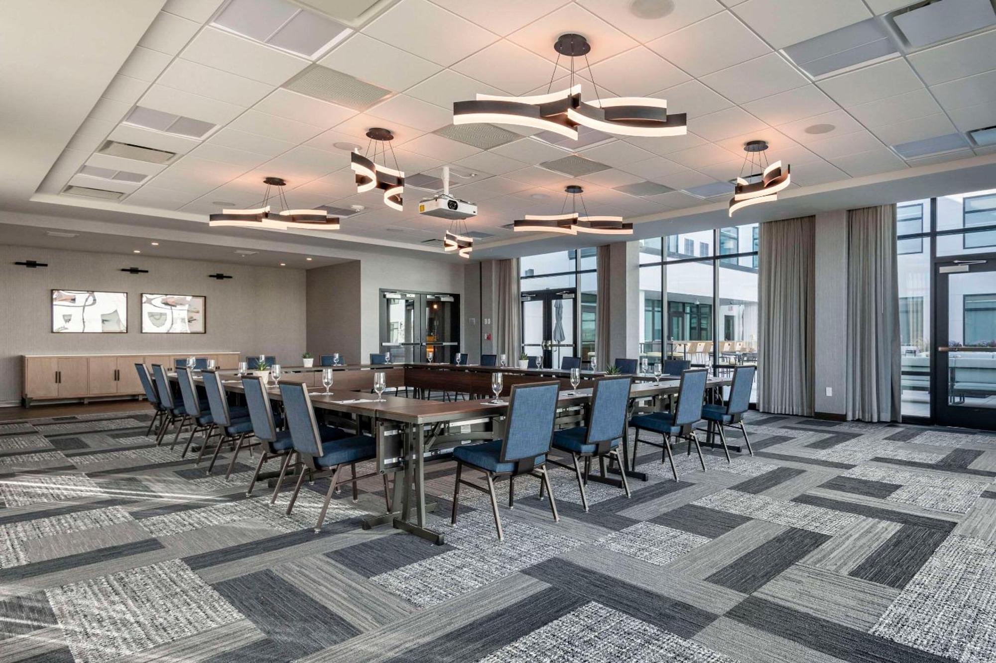 Cambria Downtown Old Port 3*